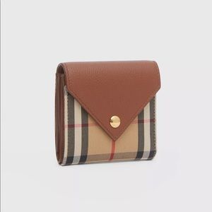 Pre-loved! Burberry Vintage check and grainy leather wallet